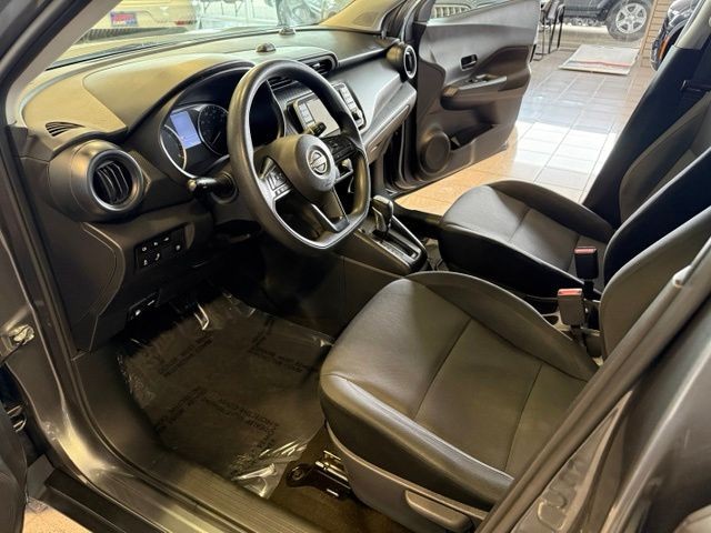 Nissan Kicks Vehicle Full-screen Gallery Image 02