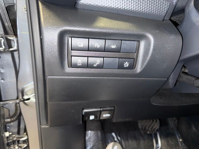 Nissan Kicks Vehicle Full-screen Gallery Image 19