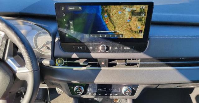 Mitsubishi Outlander Vehicle Full-screen Gallery Image 03