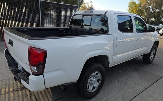 Toyota Tacoma 4WD Vehicle Full-screen Gallery Image 04