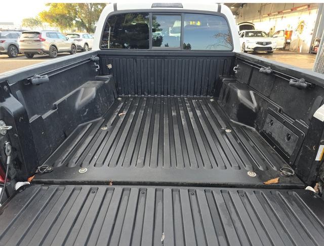 Toyota Tacoma 4WD Vehicle Full-screen Gallery Image 05