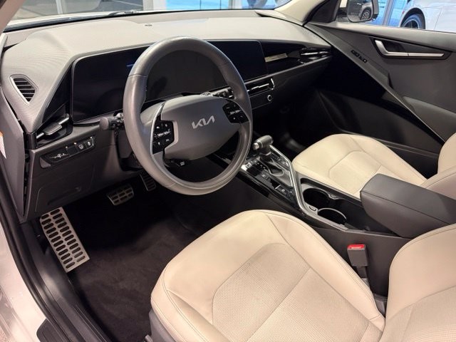 Kia Niro Vehicle Full-screen Gallery Image 02