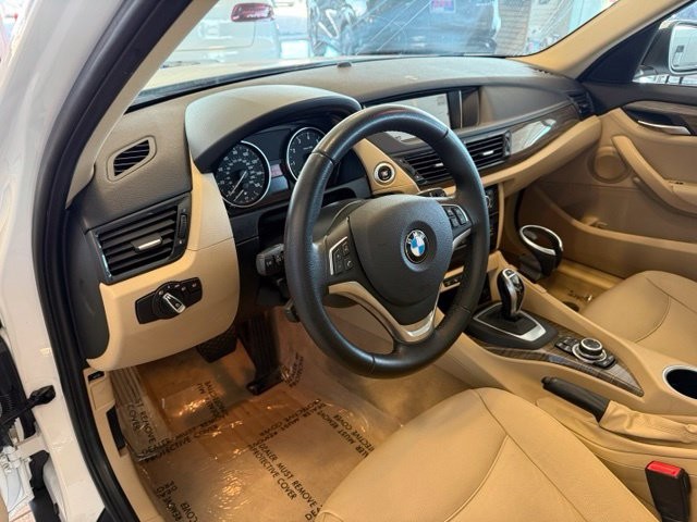 BMW X1 Vehicle Full-screen Gallery Image 02