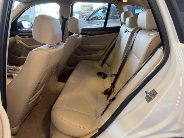 BMW X1 Vehicle Full-screen Gallery Image 03