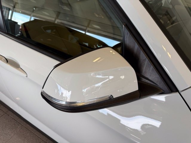 BMW X1 Vehicle Full-screen Gallery Image 13