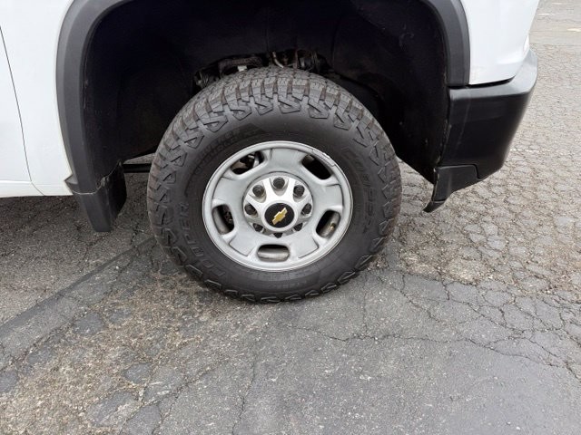 Chevrolet Silverado 2500HD Vehicle Full-screen Gallery Image 12