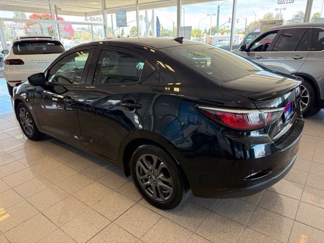 Toyota Yaris Sedan Vehicle Full-screen Gallery Image 05