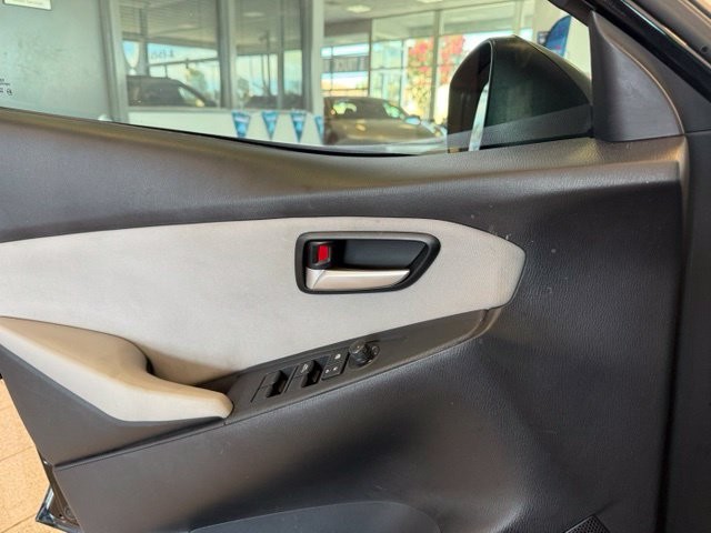 Toyota Yaris Sedan Vehicle Full-screen Gallery Image 19