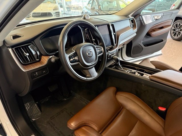 Volvo XC60 Vehicle Full-screen Gallery Image 02