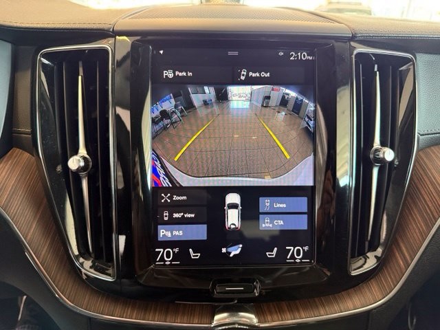 Volvo XC60 Vehicle Full-screen Gallery Image 15