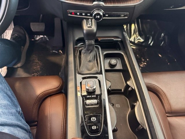 Volvo XC60 Vehicle Full-screen Gallery Image 16