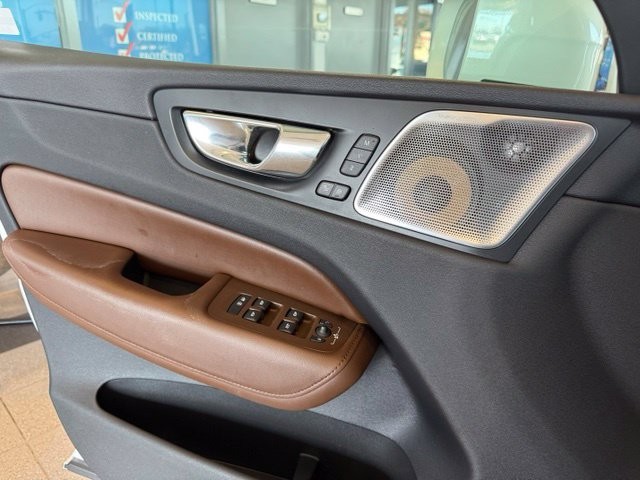 Volvo XC60 Vehicle Full-screen Gallery Image 19