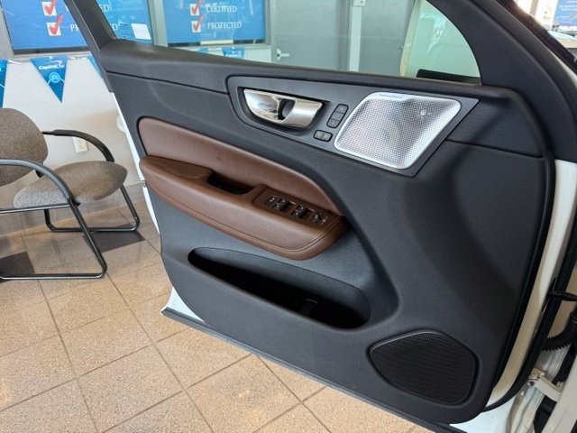 Volvo XC60 Vehicle Full-screen Gallery Image 20