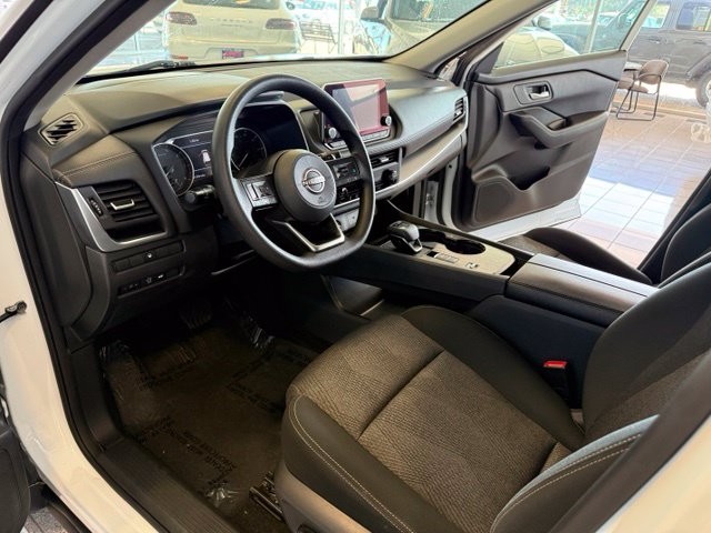 Nissan Rogue Vehicle Full-screen Gallery Image 02