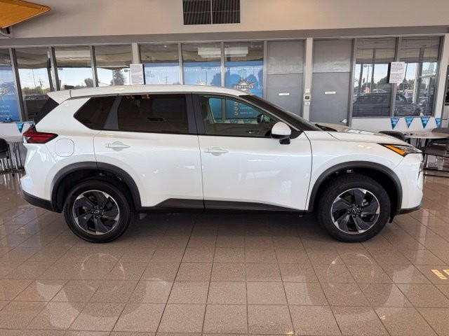 Nissan Rogue Vehicle Full-screen Gallery Image 03