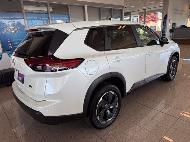 Nissan Rogue Vehicle Full-screen Gallery Image 04