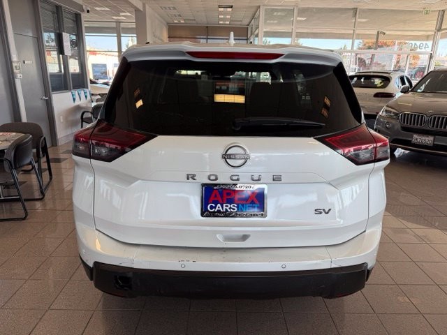Nissan Rogue Vehicle Full-screen Gallery Image 05