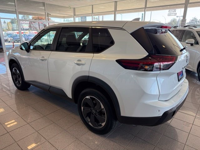 Nissan Rogue Vehicle Full-screen Gallery Image 06