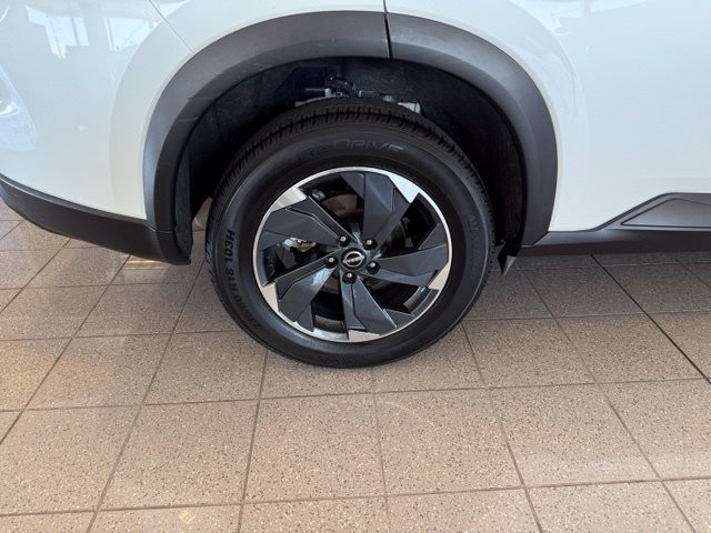 Nissan Rogue Vehicle Full-screen Gallery Image 11