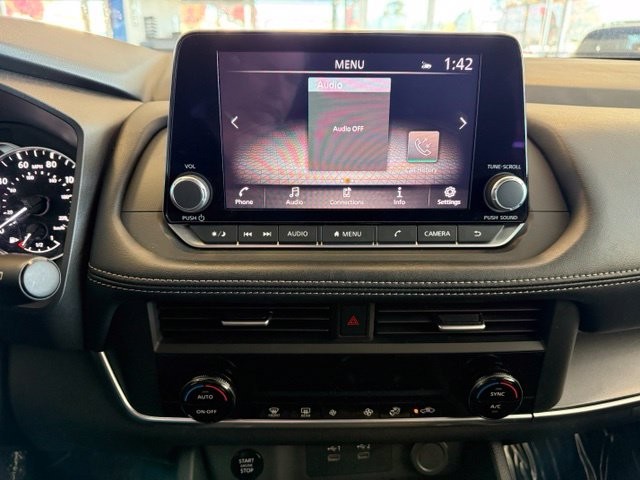 Nissan Rogue Vehicle Full-screen Gallery Image 16