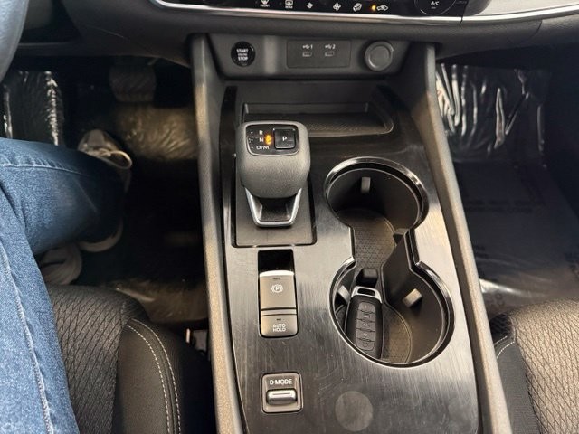Nissan Rogue Vehicle Full-screen Gallery Image 17