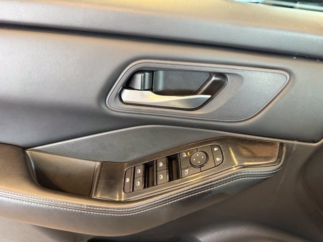 Nissan Rogue Vehicle Full-screen Gallery Image 20