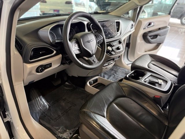 Chrysler Pacifica Vehicle Full-screen Gallery Image 02