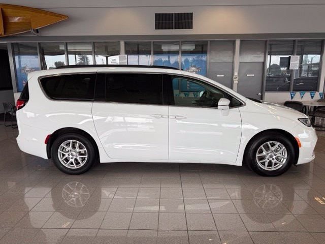 Chrysler Pacifica Vehicle Full-screen Gallery Image 03