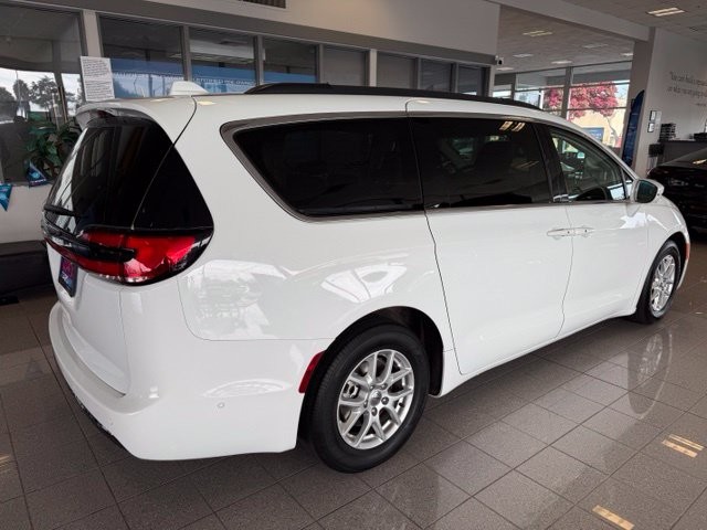 Chrysler Pacifica Vehicle Full-screen Gallery Image 04