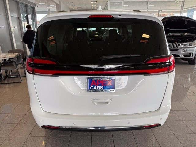 Chrysler Pacifica Vehicle Full-screen Gallery Image 05