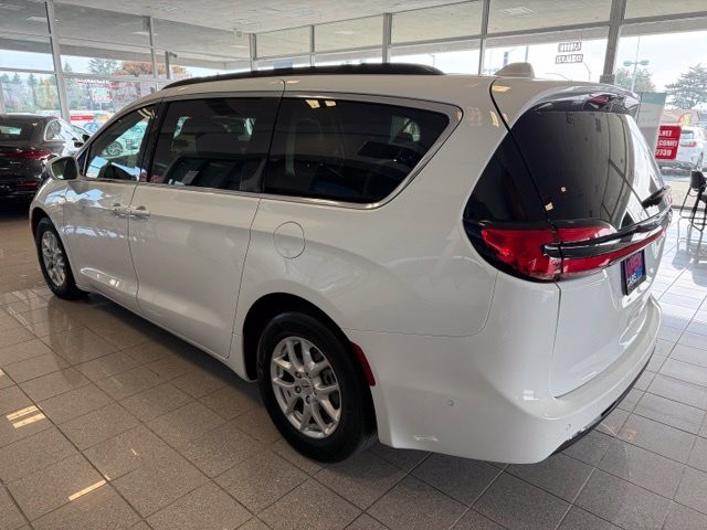 Chrysler Pacifica Vehicle Full-screen Gallery Image 06