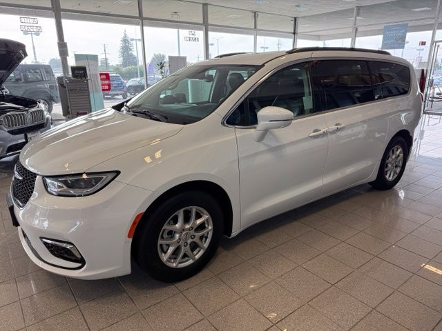 Chrysler Pacifica Vehicle Full-screen Gallery Image 07