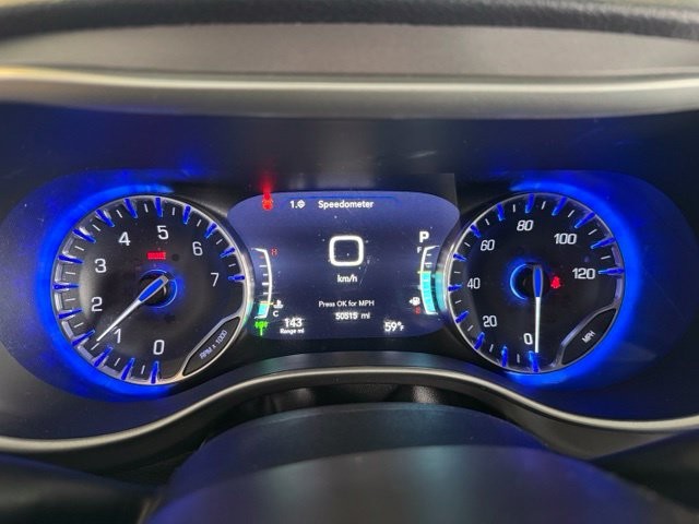Chrysler Pacifica Vehicle Full-screen Gallery Image 14