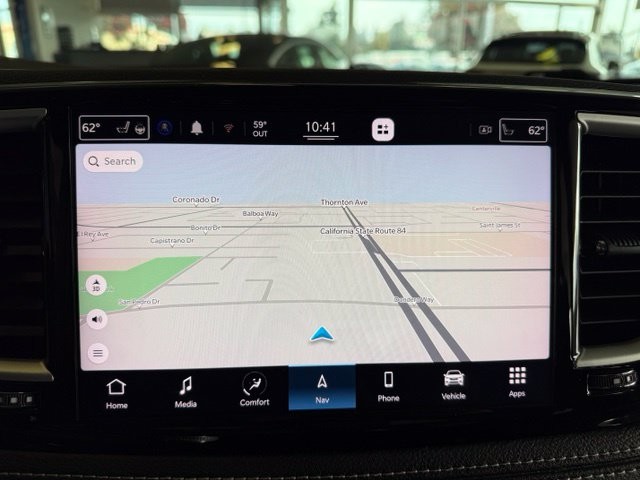 Chrysler Pacifica Vehicle Full-screen Gallery Image 15