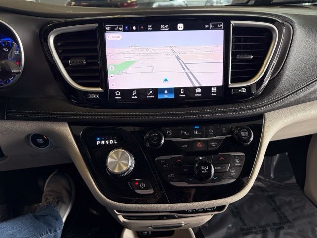 Chrysler Pacifica Vehicle Full-screen Gallery Image 17