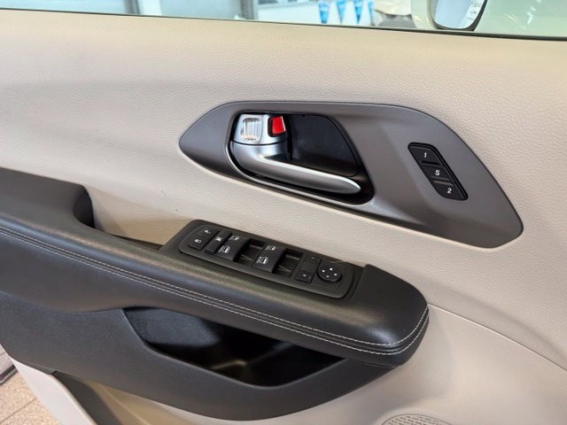 Chrysler Pacifica Vehicle Full-screen Gallery Image 20