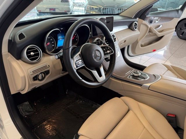 Mercedes-Benz C-Class Vehicle Full-screen Gallery Image 02