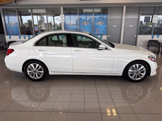 Mercedes-Benz C-Class Vehicle Full-screen Gallery Image 03