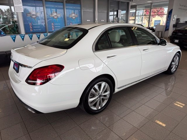 Mercedes-Benz C-Class Vehicle Full-screen Gallery Image 04