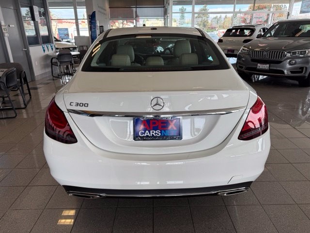 Mercedes-Benz C-Class Vehicle Full-screen Gallery Image 05