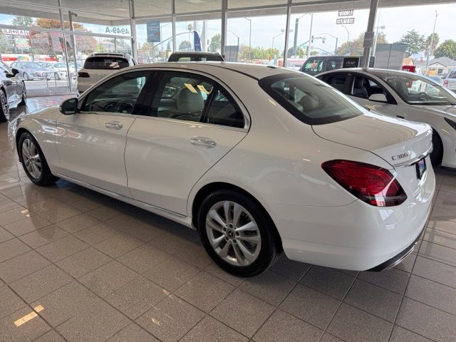 Mercedes-Benz C-Class Vehicle Full-screen Gallery Image 06