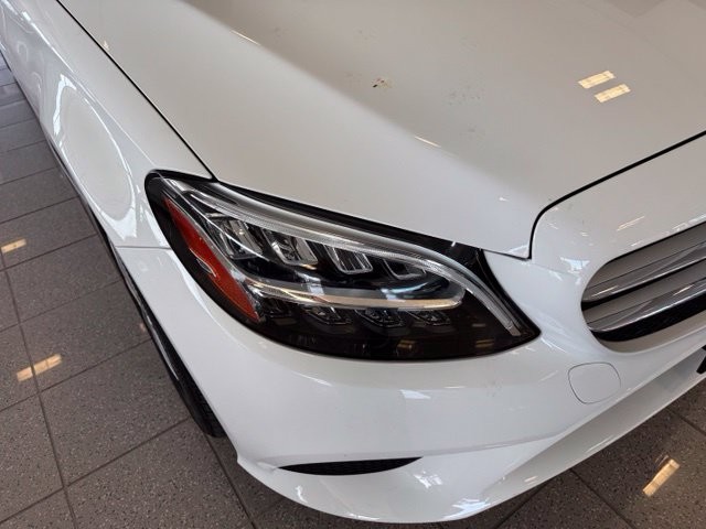 Mercedes-Benz C-Class Vehicle Full-screen Gallery Image 10