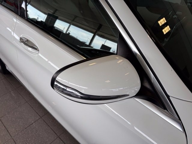 Mercedes-Benz C-Class Vehicle Full-screen Gallery Image 12