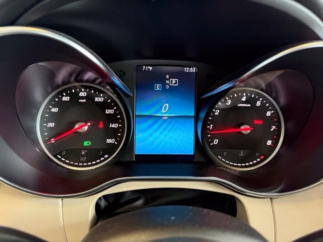 Mercedes-Benz C-Class Vehicle Full-screen Gallery Image 13