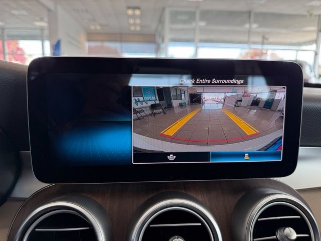 Mercedes-Benz C-Class Vehicle Full-screen Gallery Image 14