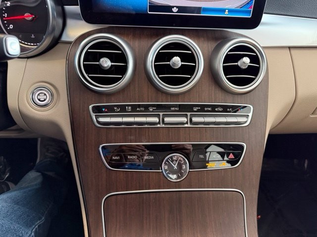 Mercedes-Benz C-Class Vehicle Full-screen Gallery Image 15