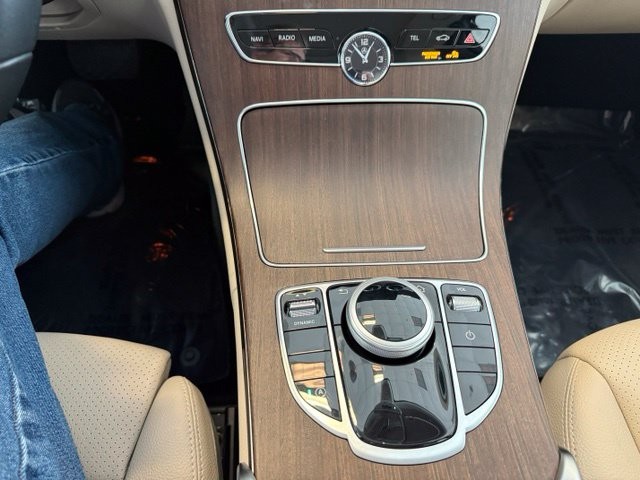 Mercedes-Benz C-Class Vehicle Full-screen Gallery Image 16