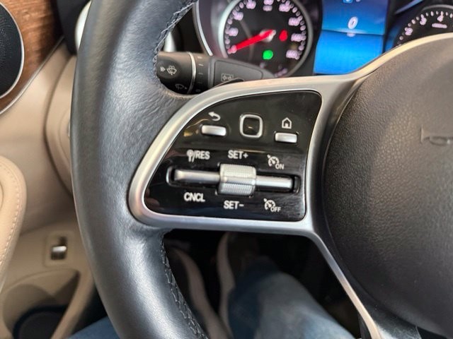 Mercedes-Benz C-Class Vehicle Full-screen Gallery Image 18