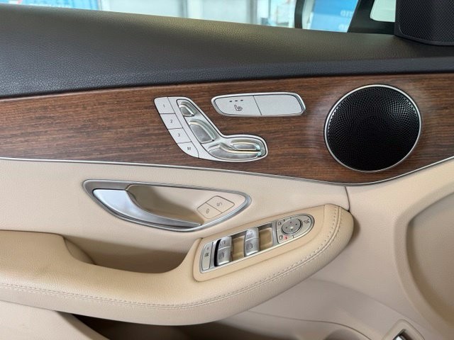 Mercedes-Benz C-Class Vehicle Full-screen Gallery Image 19