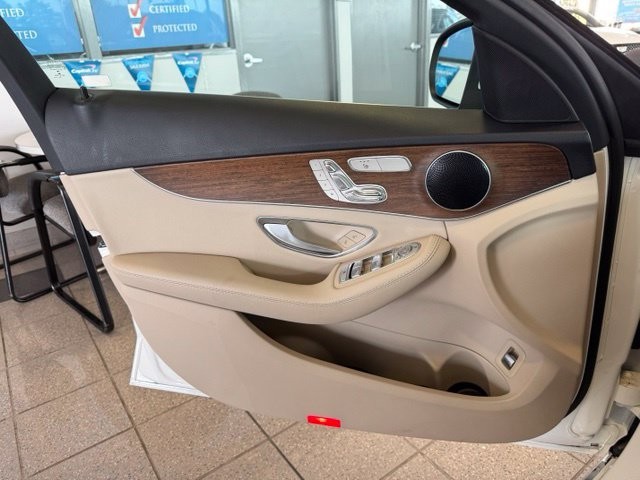 Mercedes-Benz C-Class Vehicle Full-screen Gallery Image 20
